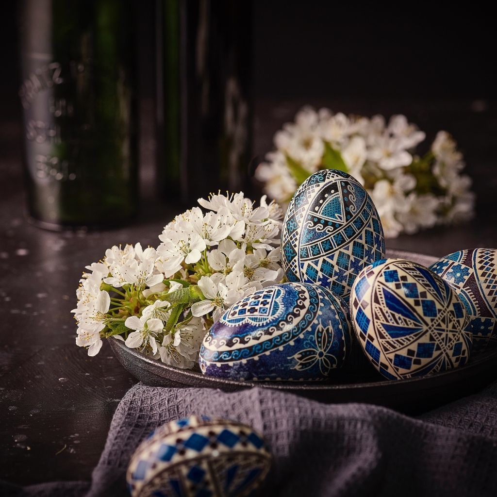 Красивые расписные яйца с цветами вишни на Пасху