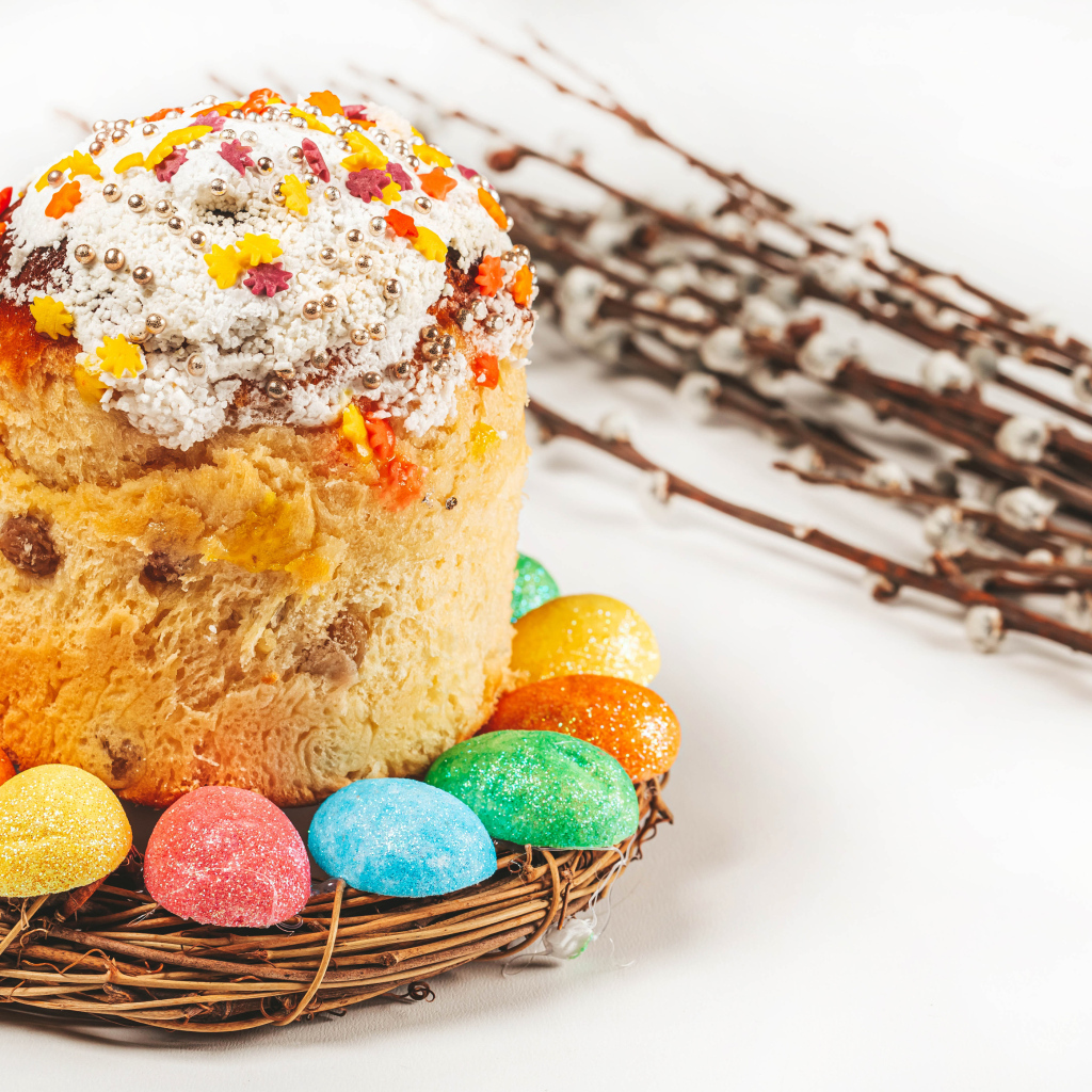 Пасхальный кулич с ветками вербы на белом фоне