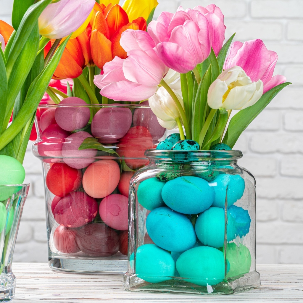 Банки с крашеными яйцами и тюльпанами на Пасху