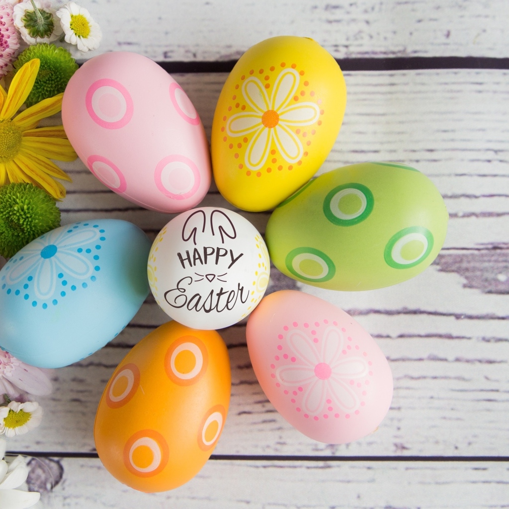 Разноцветные яйца с цветами на светлый праздник Пасха