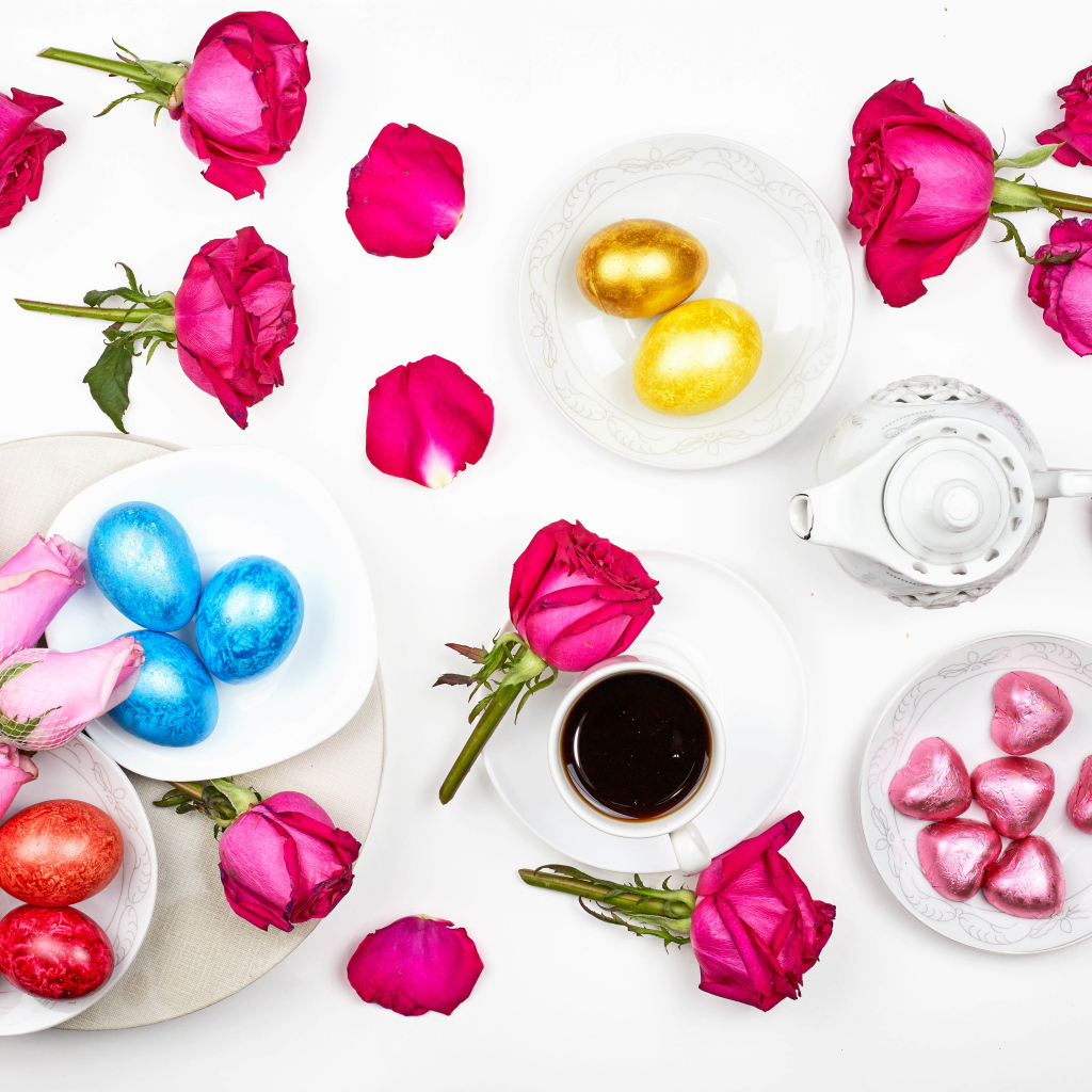Розы и яйца на святой праздник Пасха