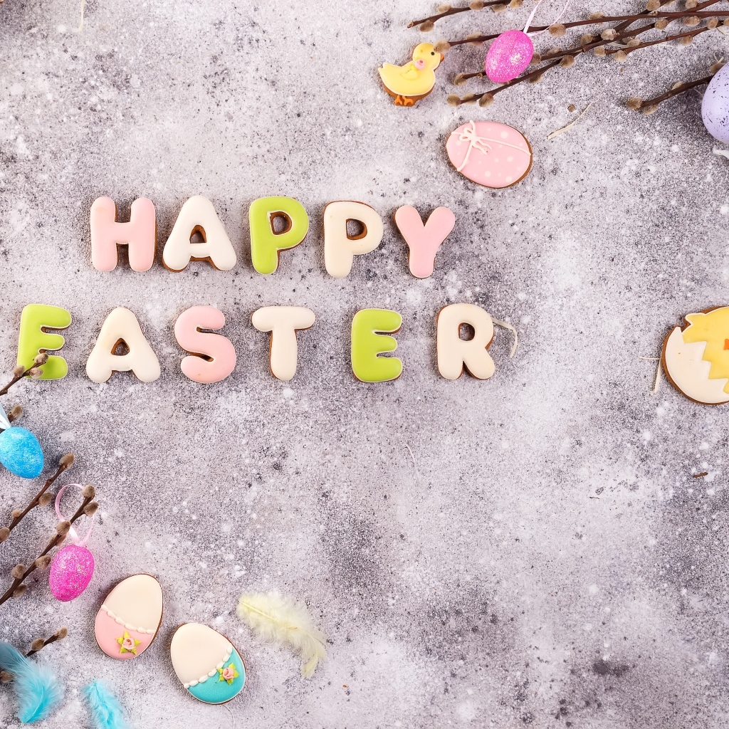 Надпись на сером столе Счастливой Пасхи