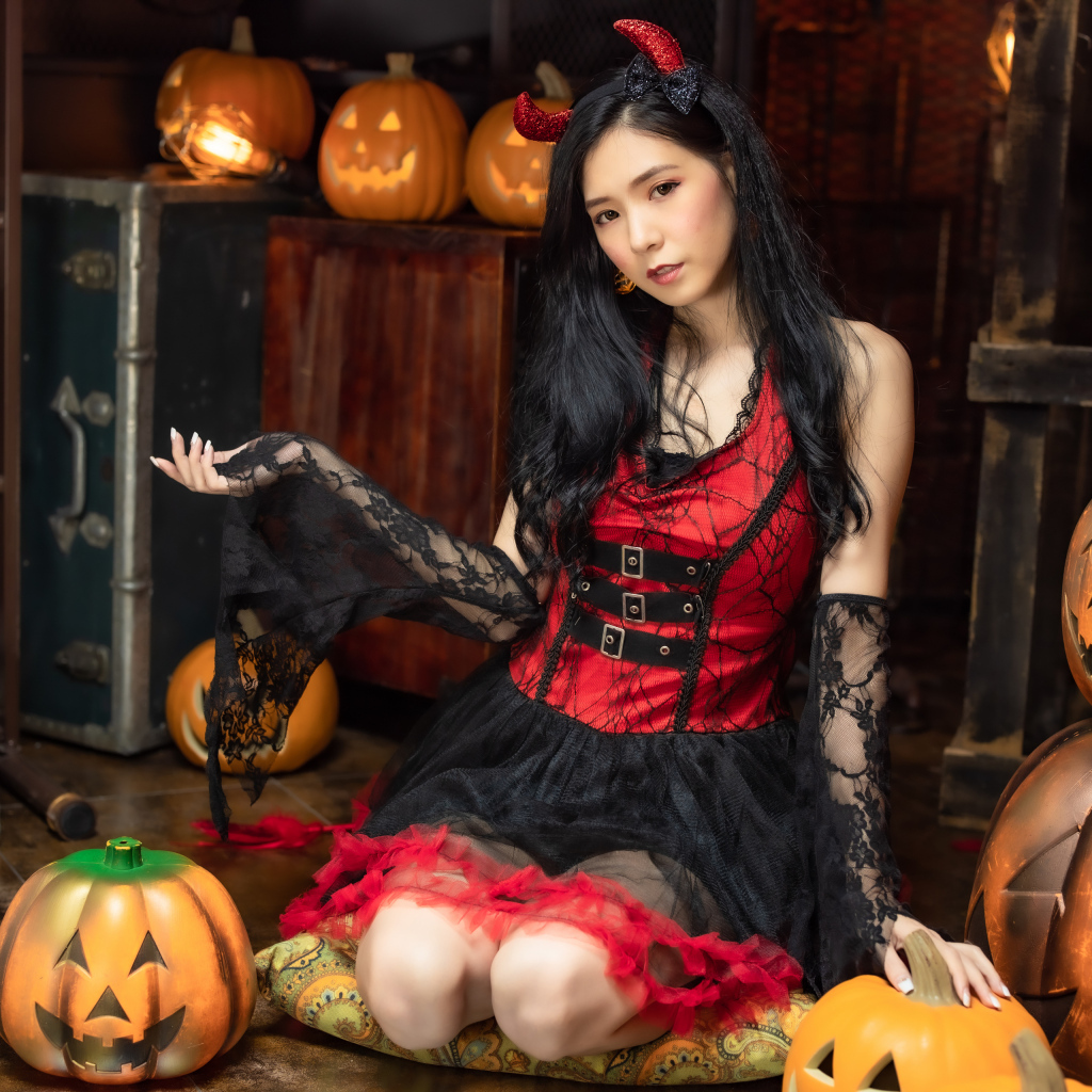 Милая девушка азиатка в костюме на Хэллоуин