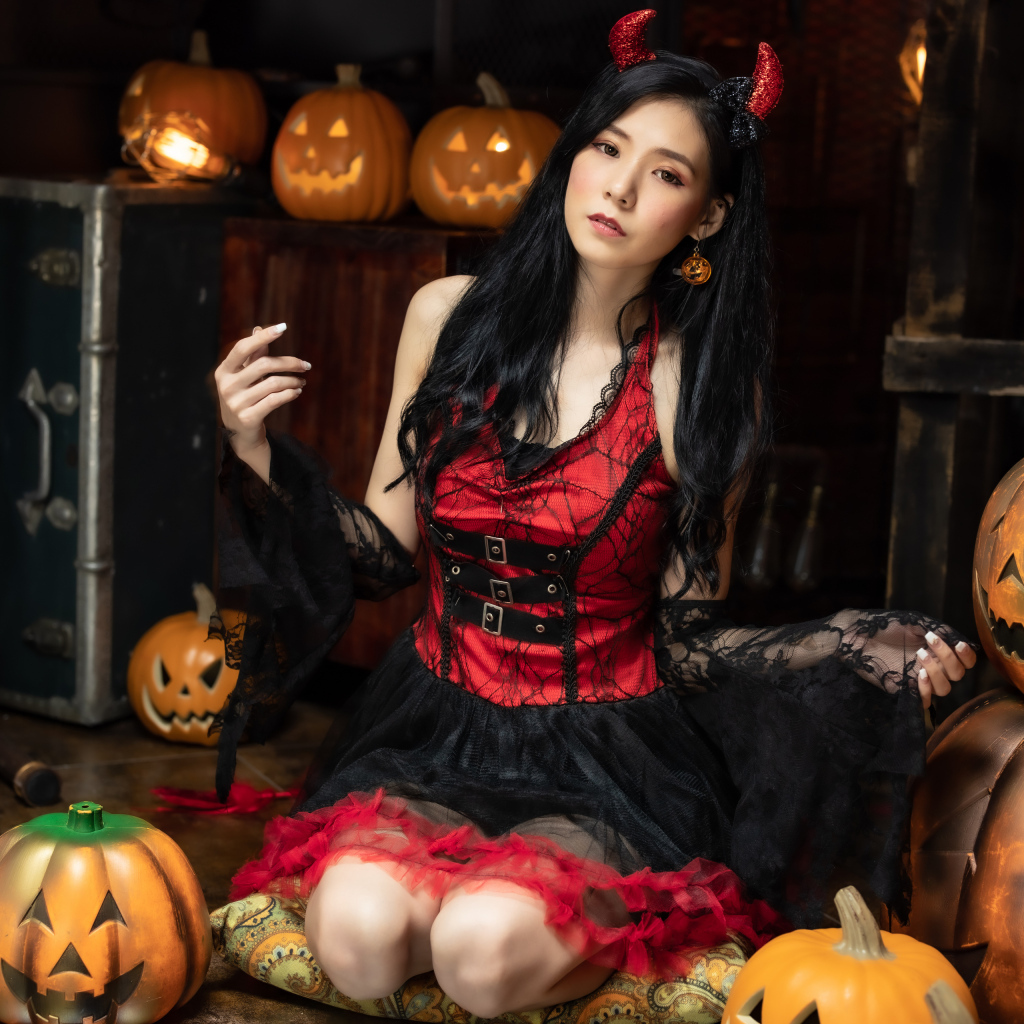 Девушка в красивом платье на Хэллоуин