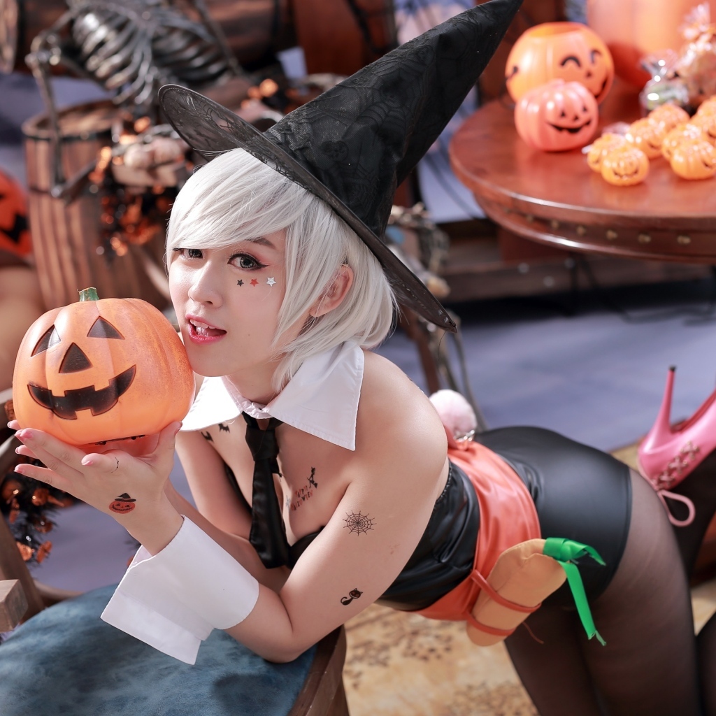 Девушка в костюме ведьмы на Хэллоуин