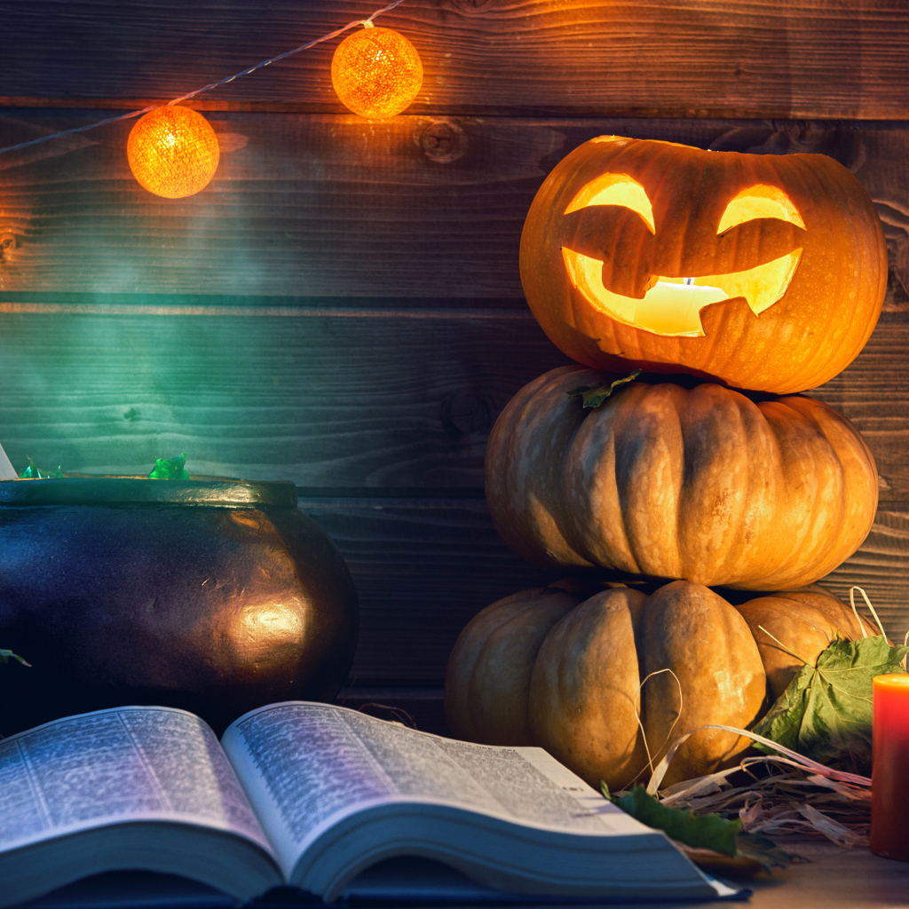 Тыквы и книга на Хэллоуин
