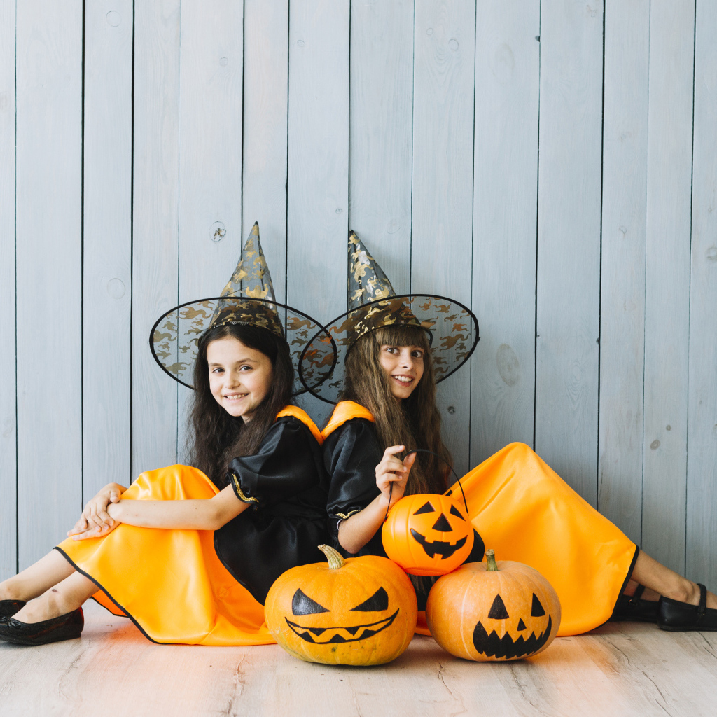 Две маленькие девочки в костюмах на Хэллоуин