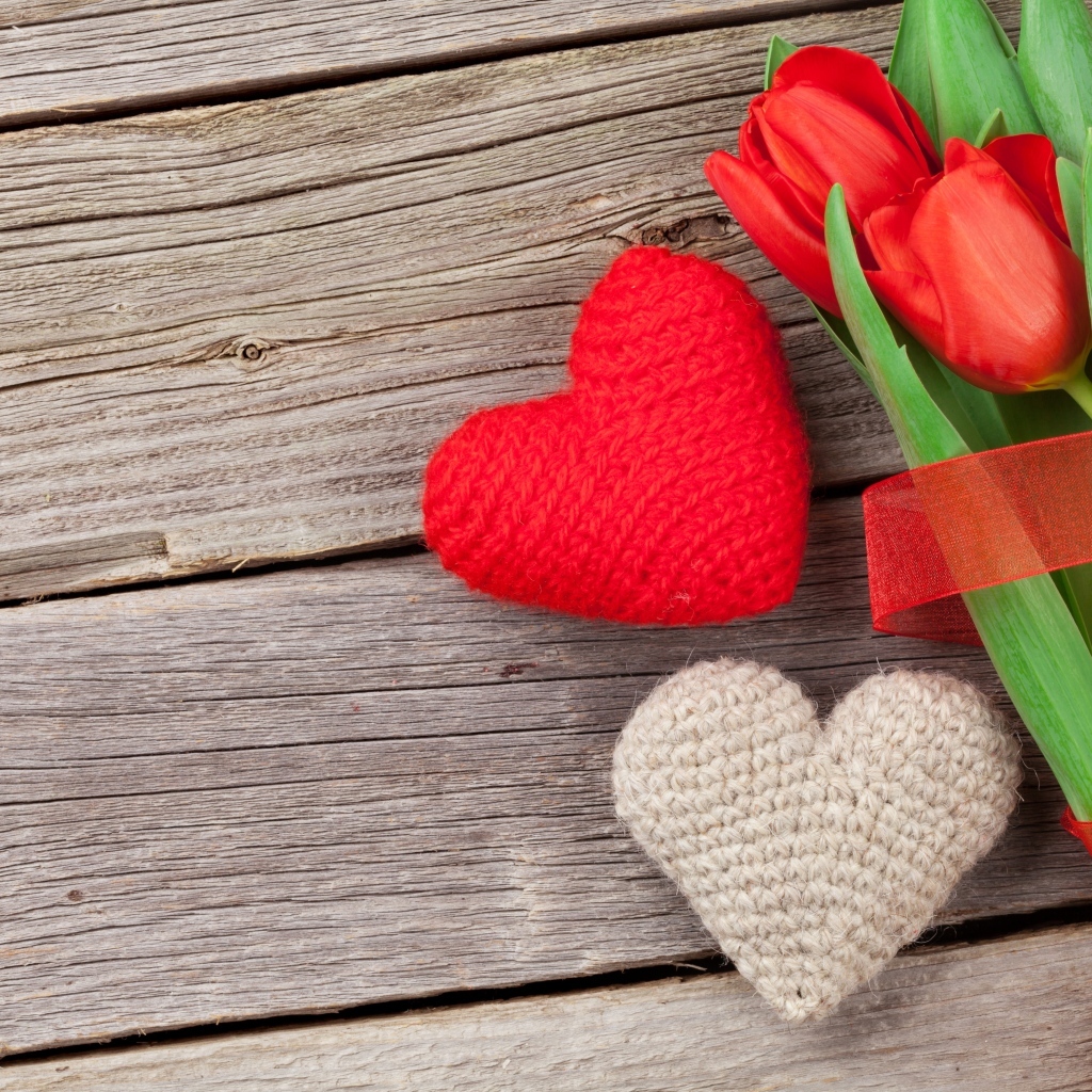 Букет тюльпанов и два сердца для любимой на 8 марта