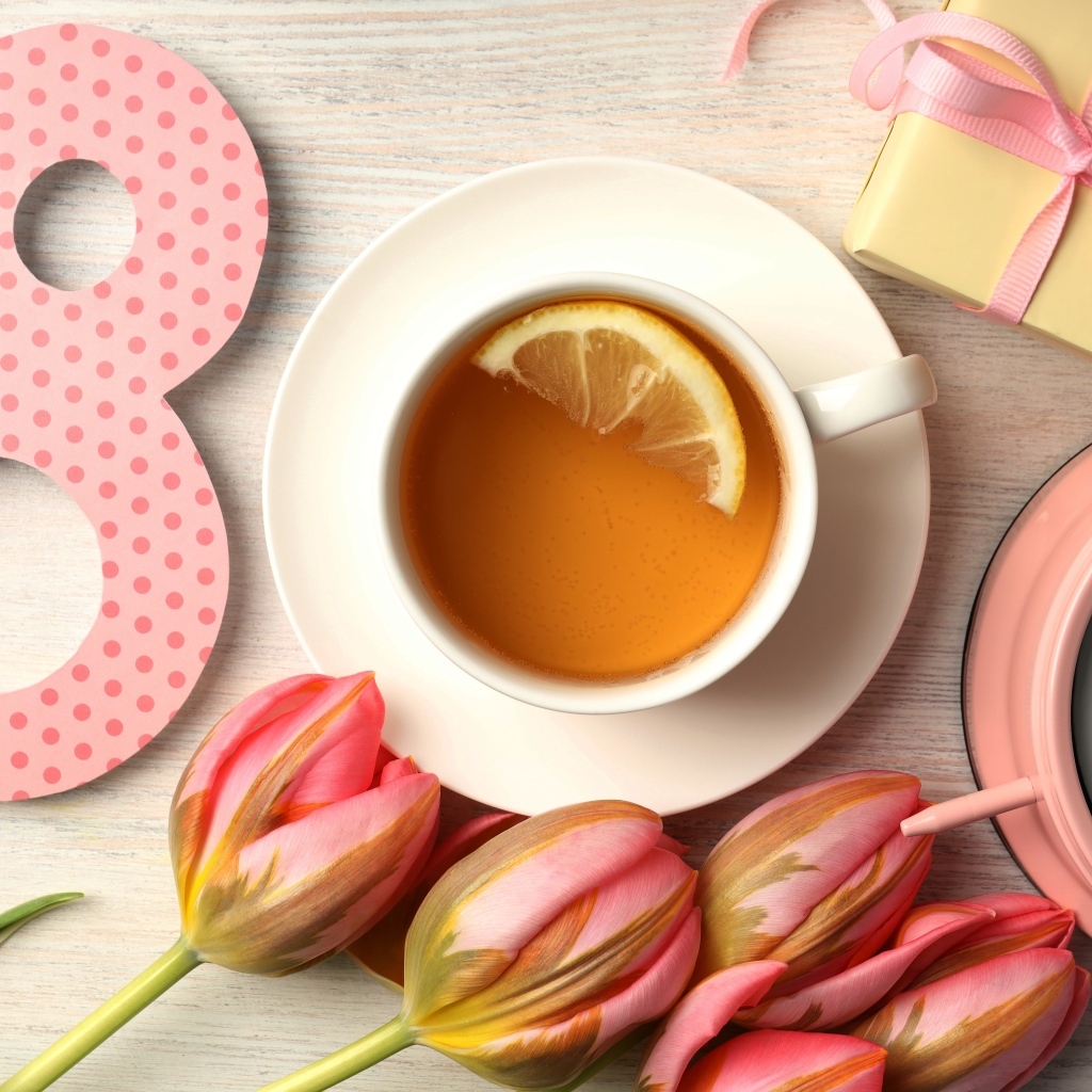 Чашка чая, цветы и подарки для любимой на 8 марта