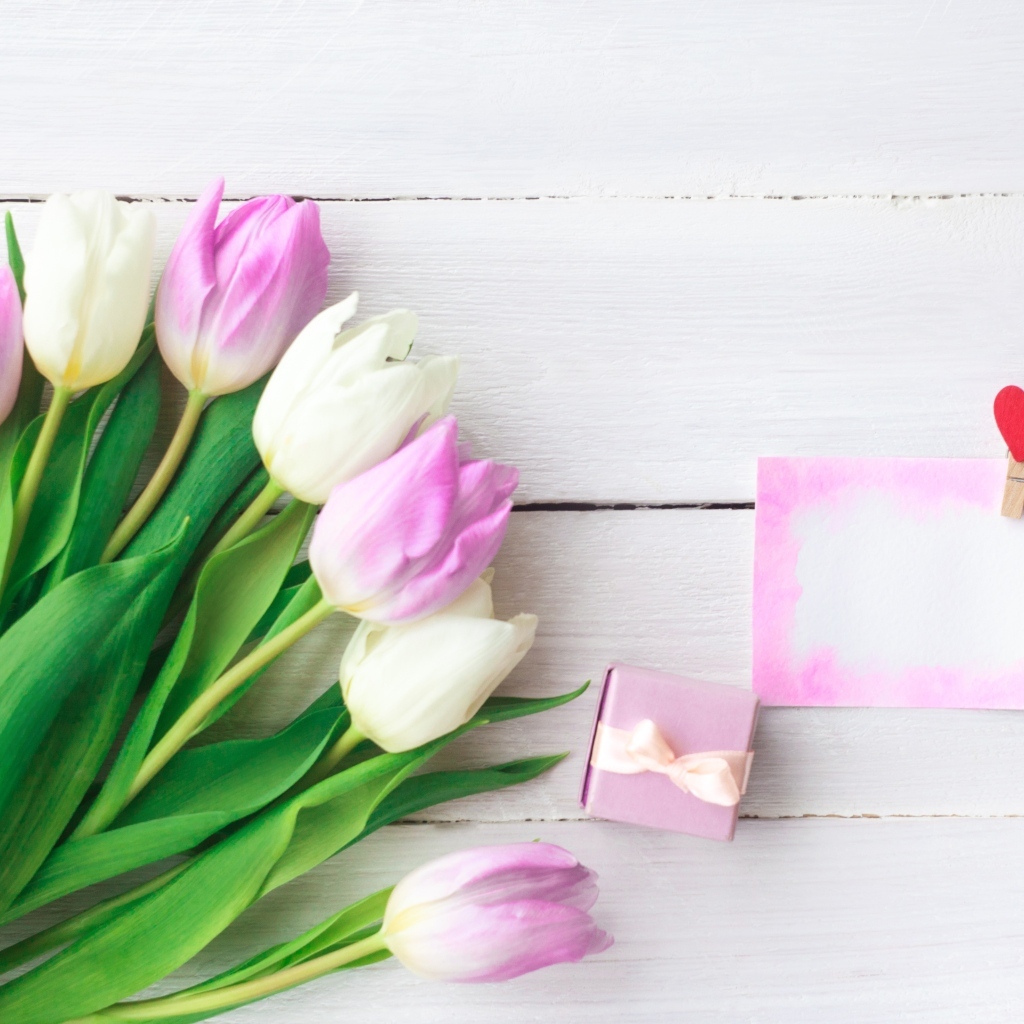 Букет розовых тюльпанов и открытка на 8 марта