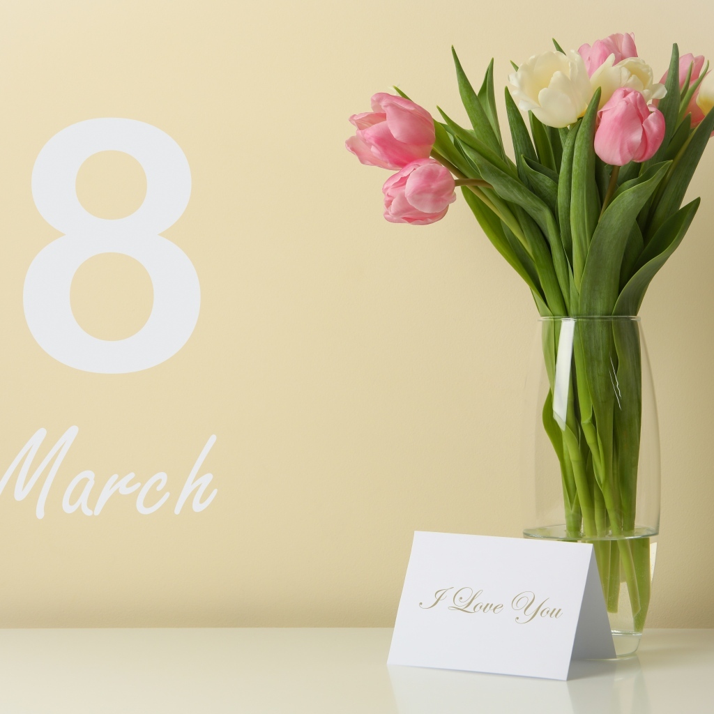 Букет тюльпанов в вазе на 8 марта