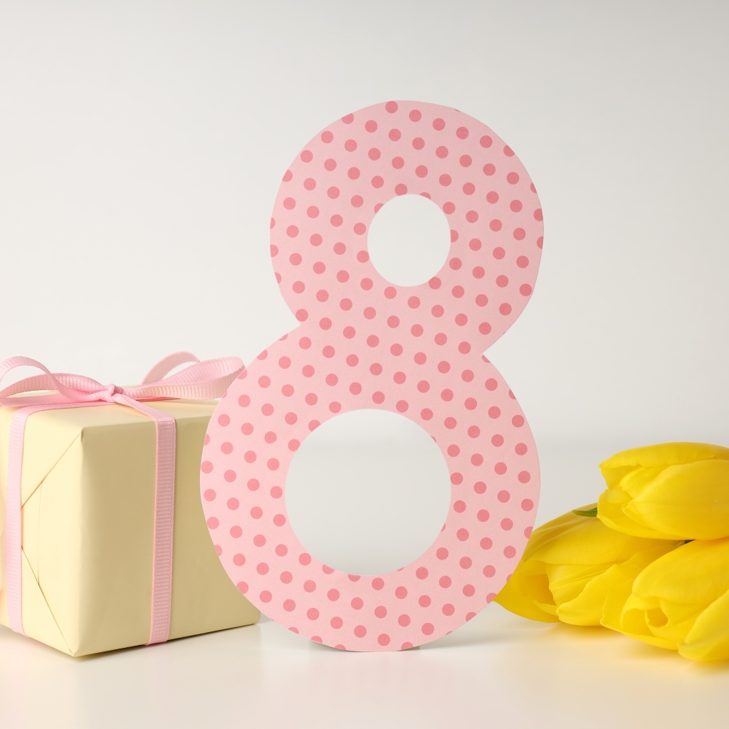 Цифра 8, подарок и цветы для любимой на Международный женский день