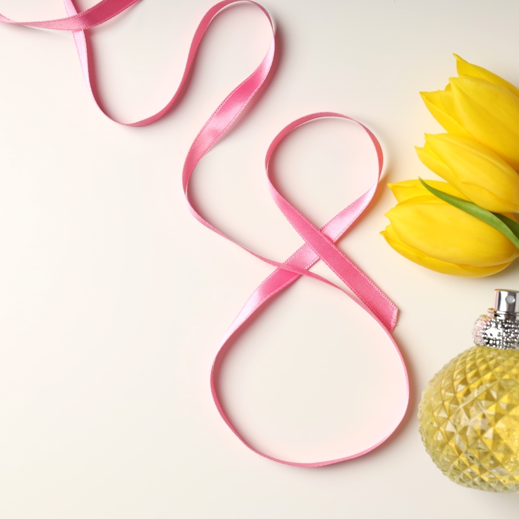 Цифра 8, желтые тюльпаны и духи для любимой