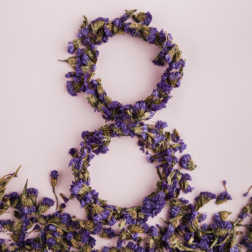 Цифра 8 из сухих цветов на праздник