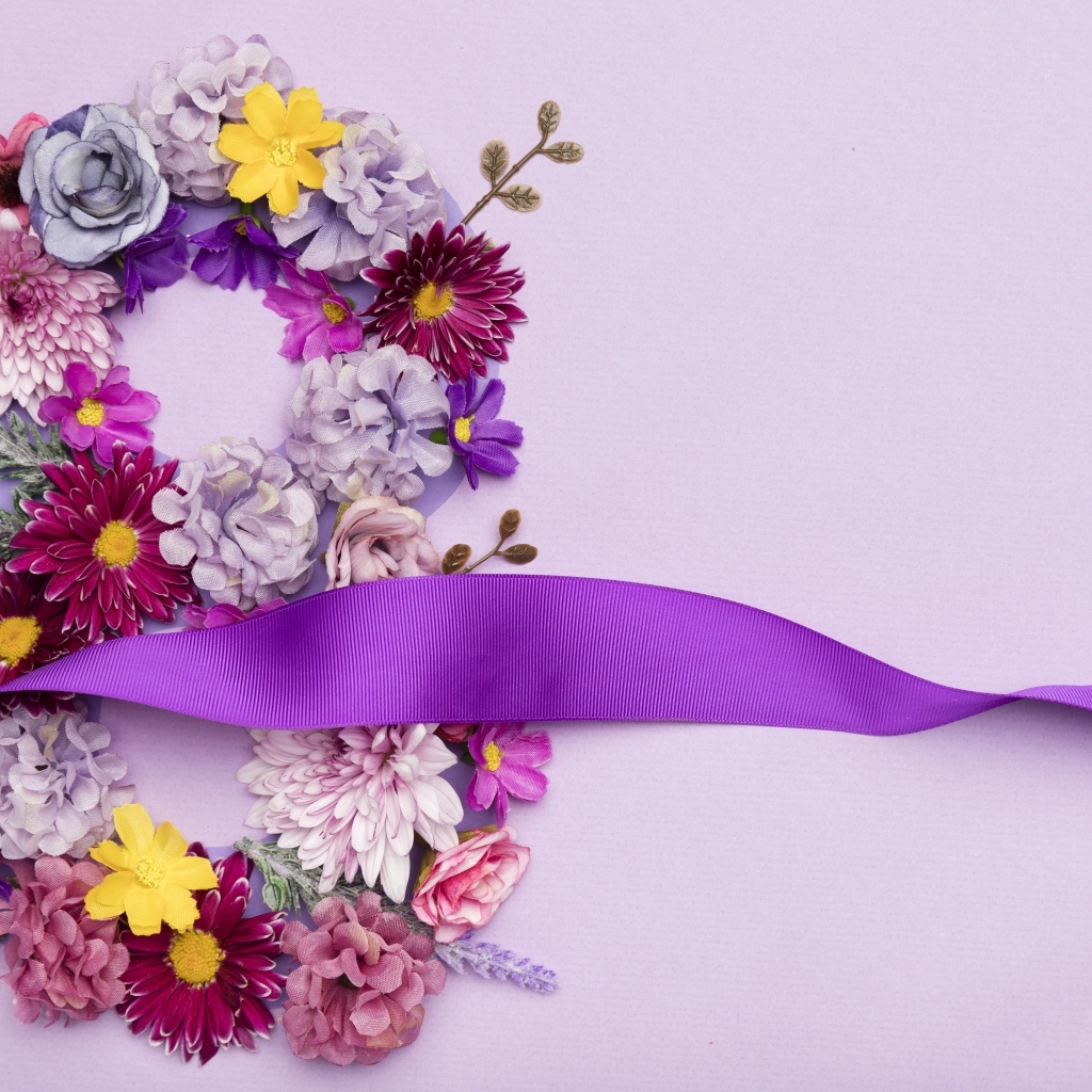 Цифра восемь из цветов и лента на Международный женский день