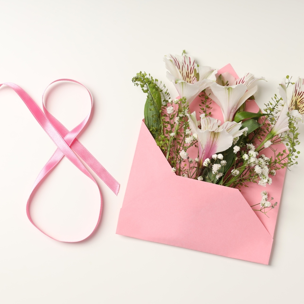 Розовый конверт с цветами альстромерия на 8 марта