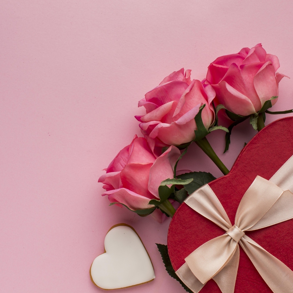 Три розовых розы и подарок на международный женский день