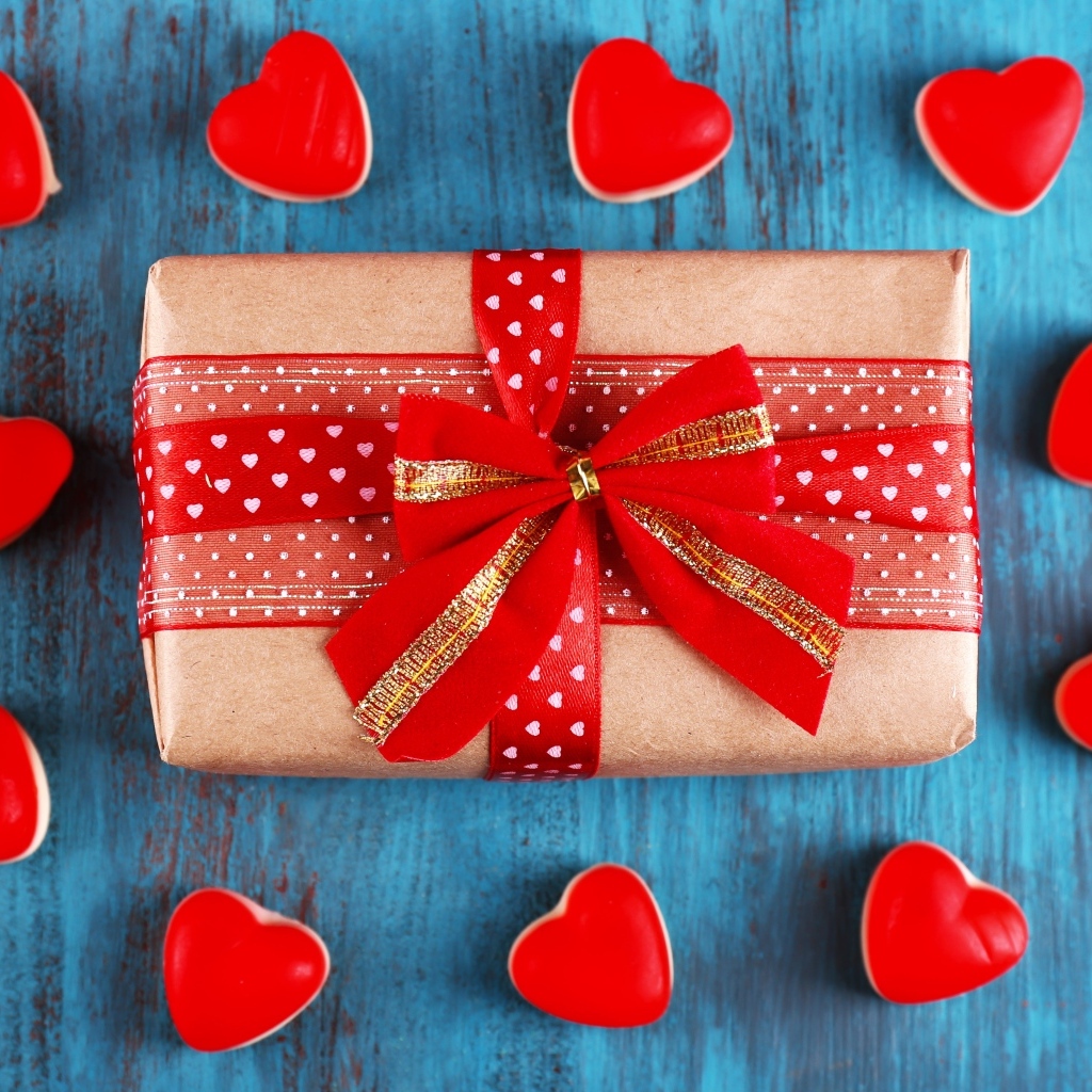 Большой подарок с сердечками на День Святого Валентина