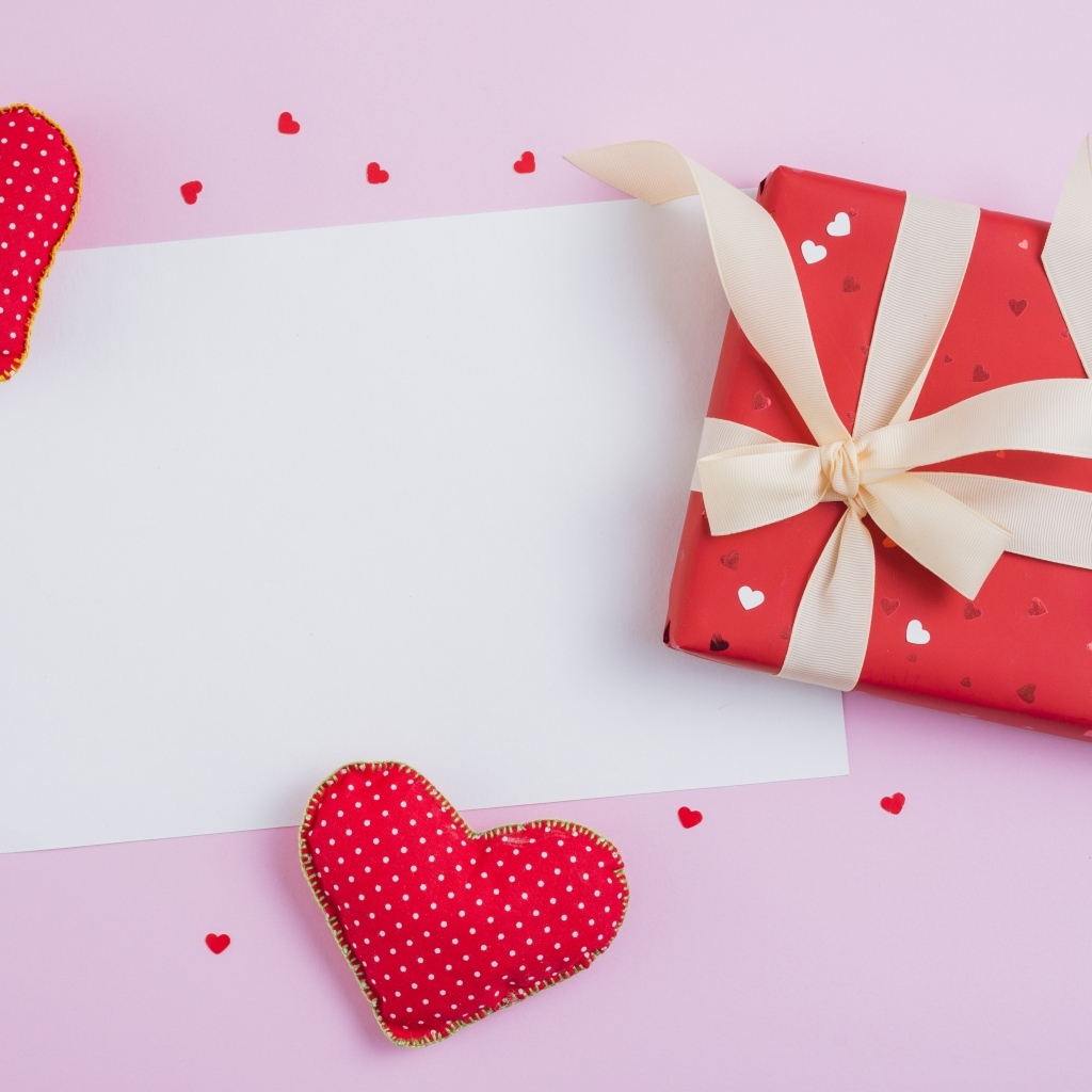 Подарок и сердечки с листом, шаблон открытки на День влюбленных