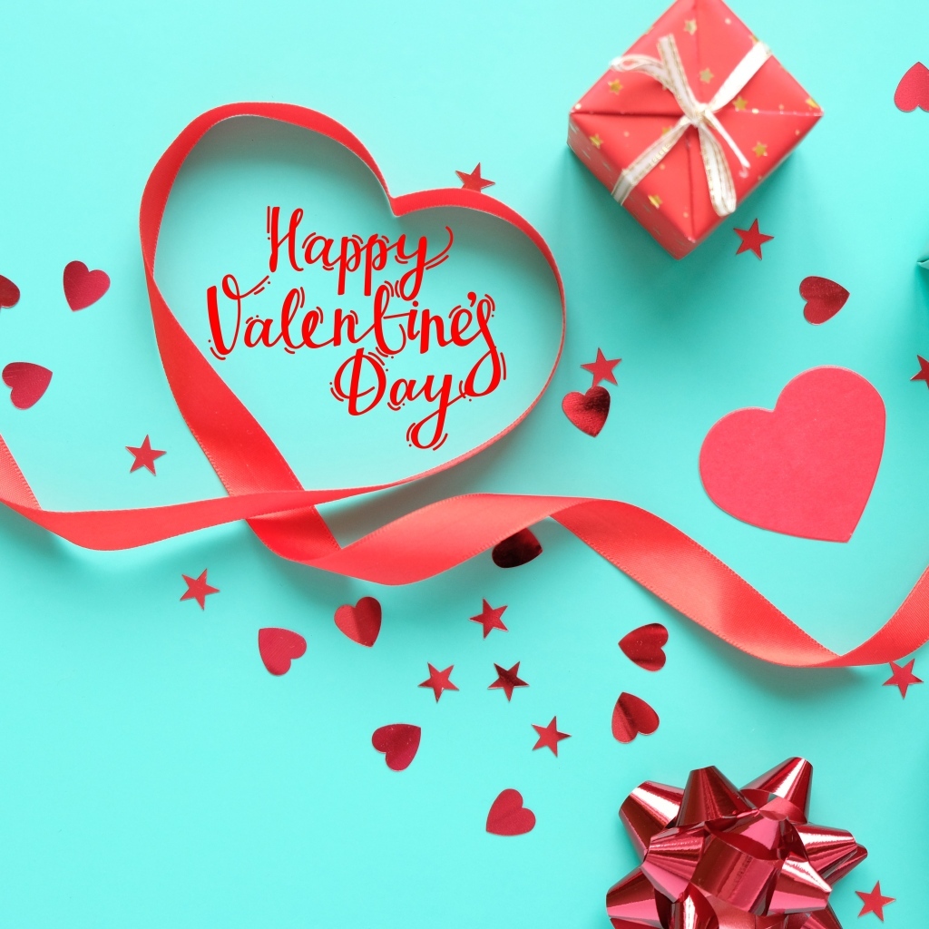 Подарки на день Святого Валентина на голубом фоне