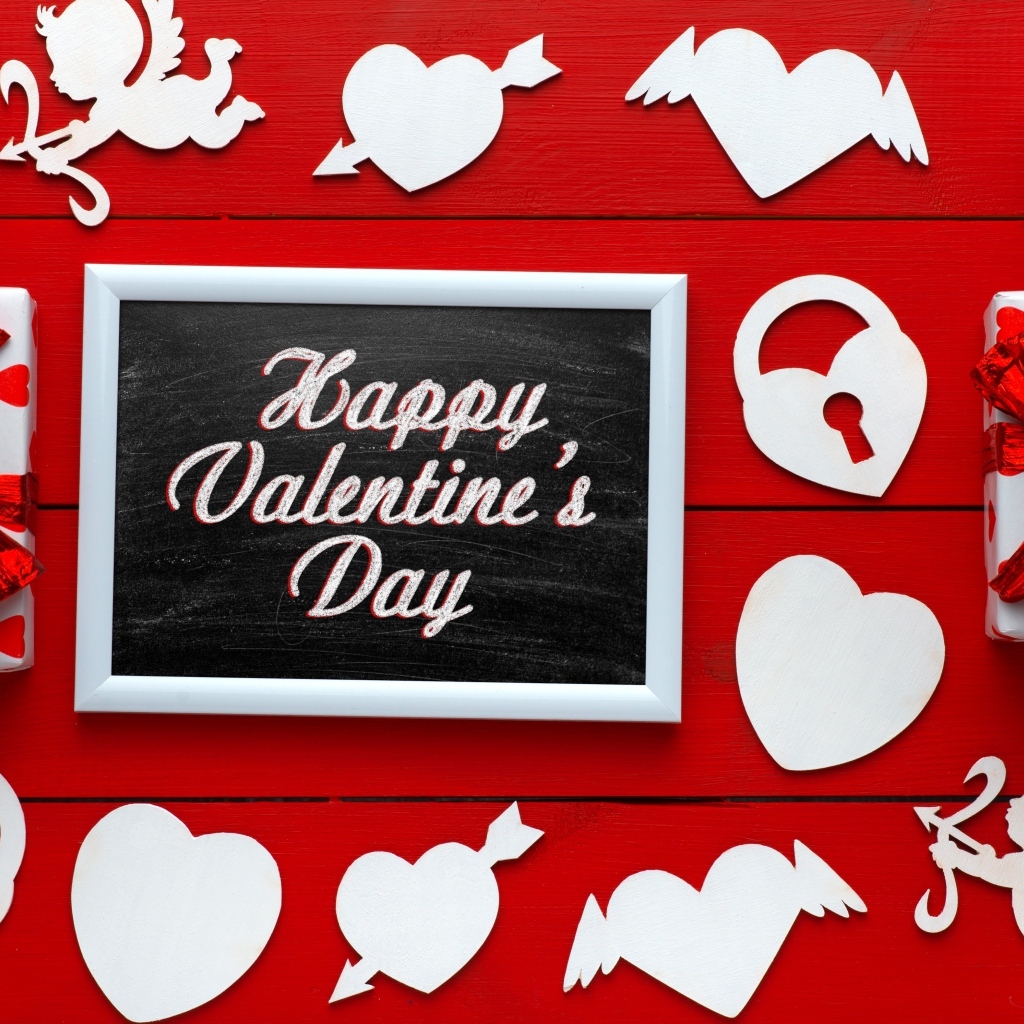 Красная открытка с сердечками на день влюбленных