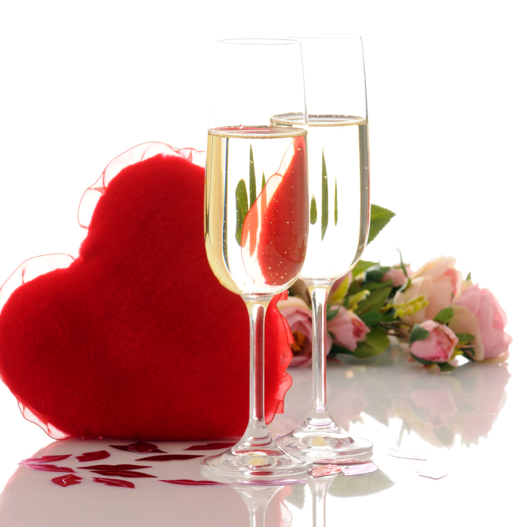 Два бокала шампанского с сердцем на день Святого Валентина