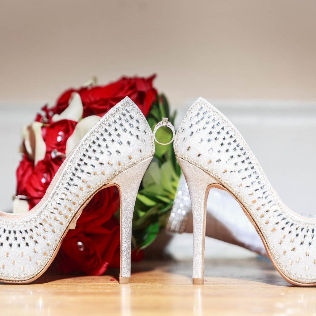 Белые туфли невесты и букет
