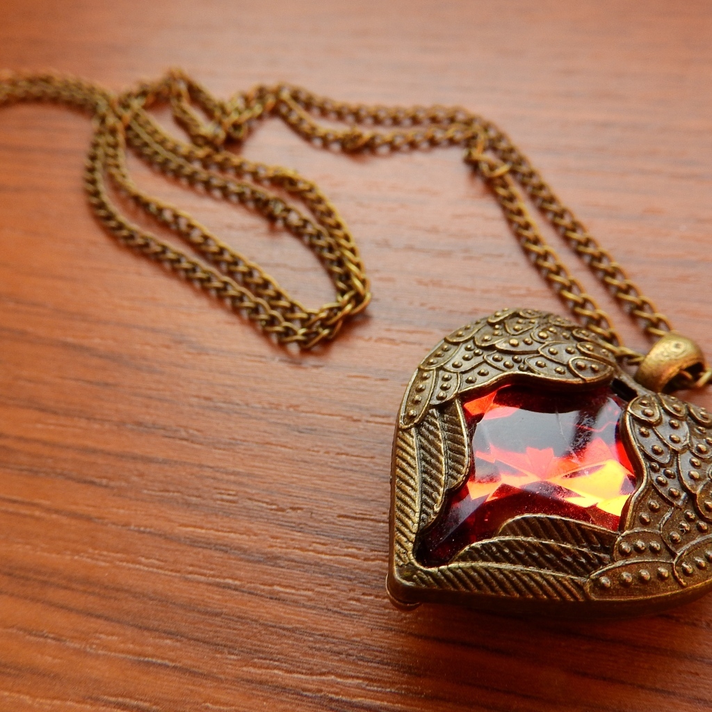 Красивый кулон в форме сердца с красным камнем