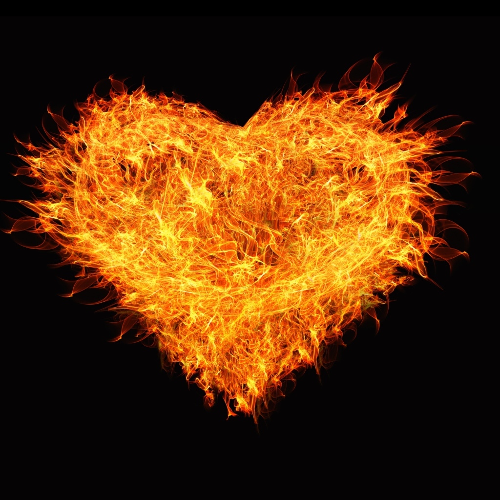 Большое огненное сердце на черном фоне