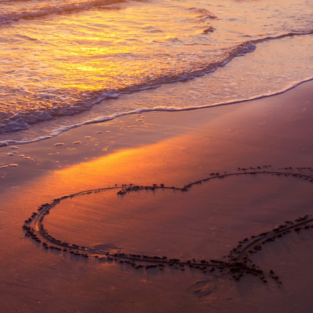 Большое сердце на песке у моря