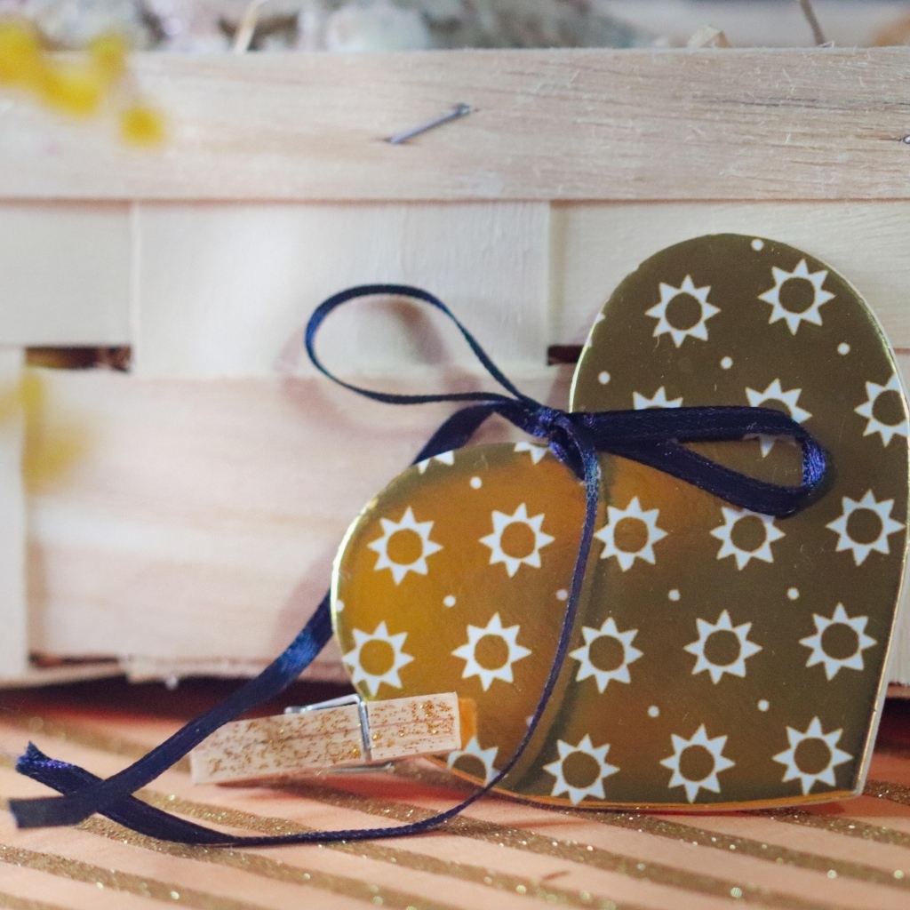 Больше сердце с деревянным ящиком