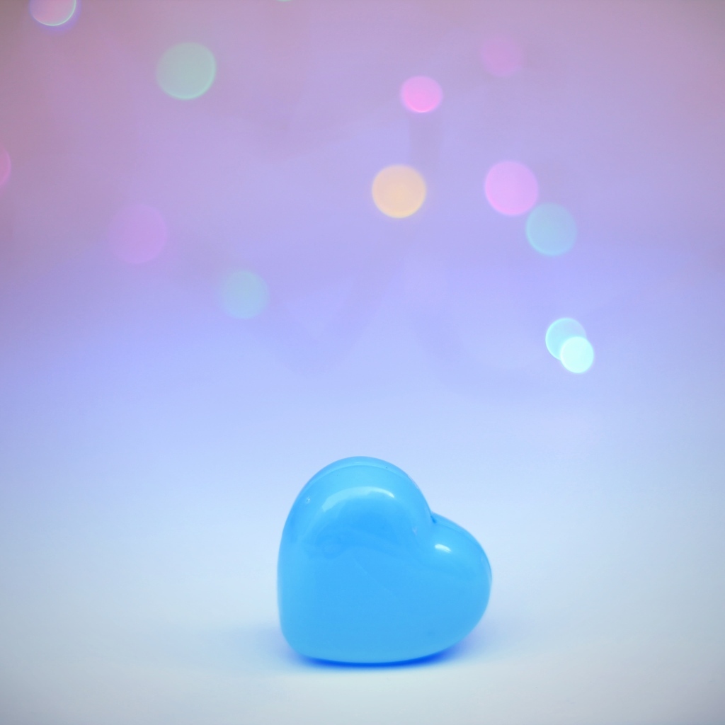 Голубое пластиковое сердце 
