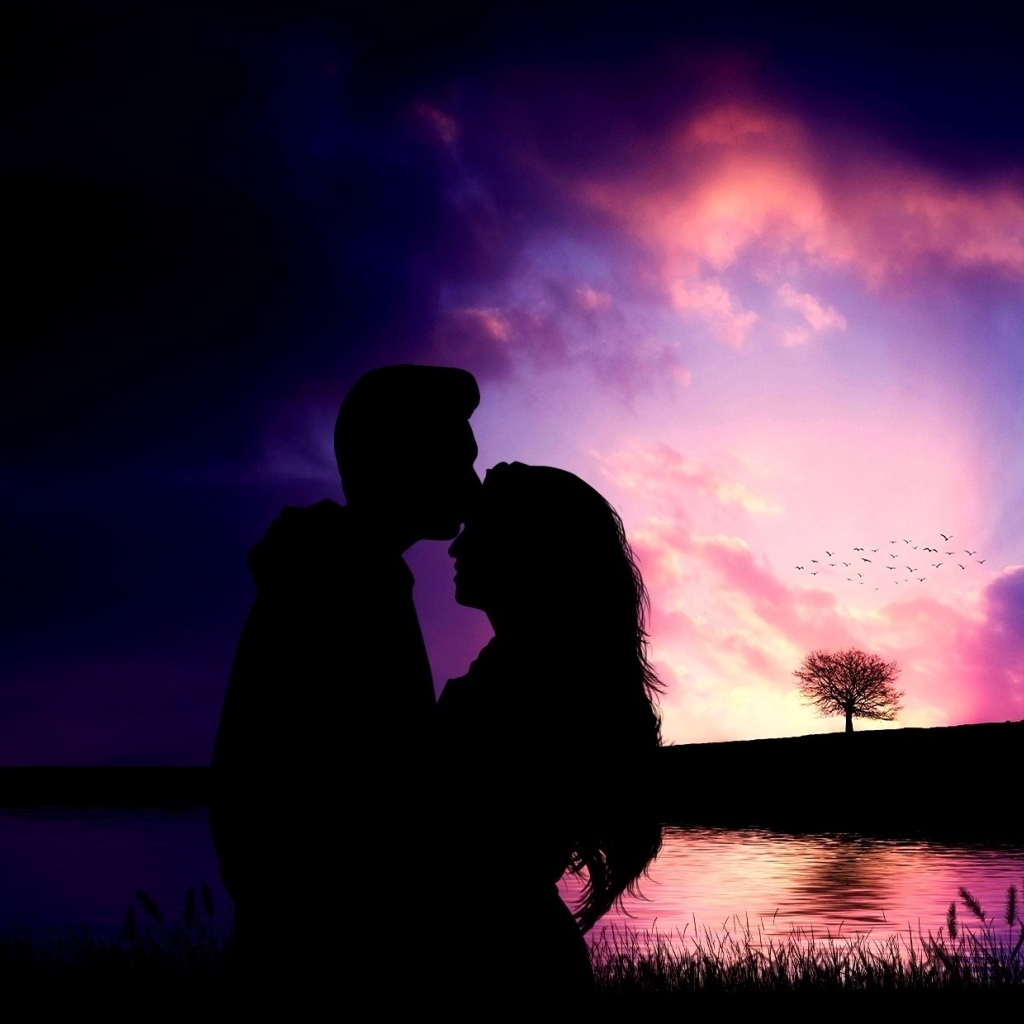 Влюбленная пара на фоне заката