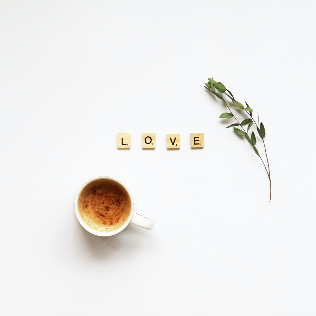 Кубики с надписью любовь на столе с кофе