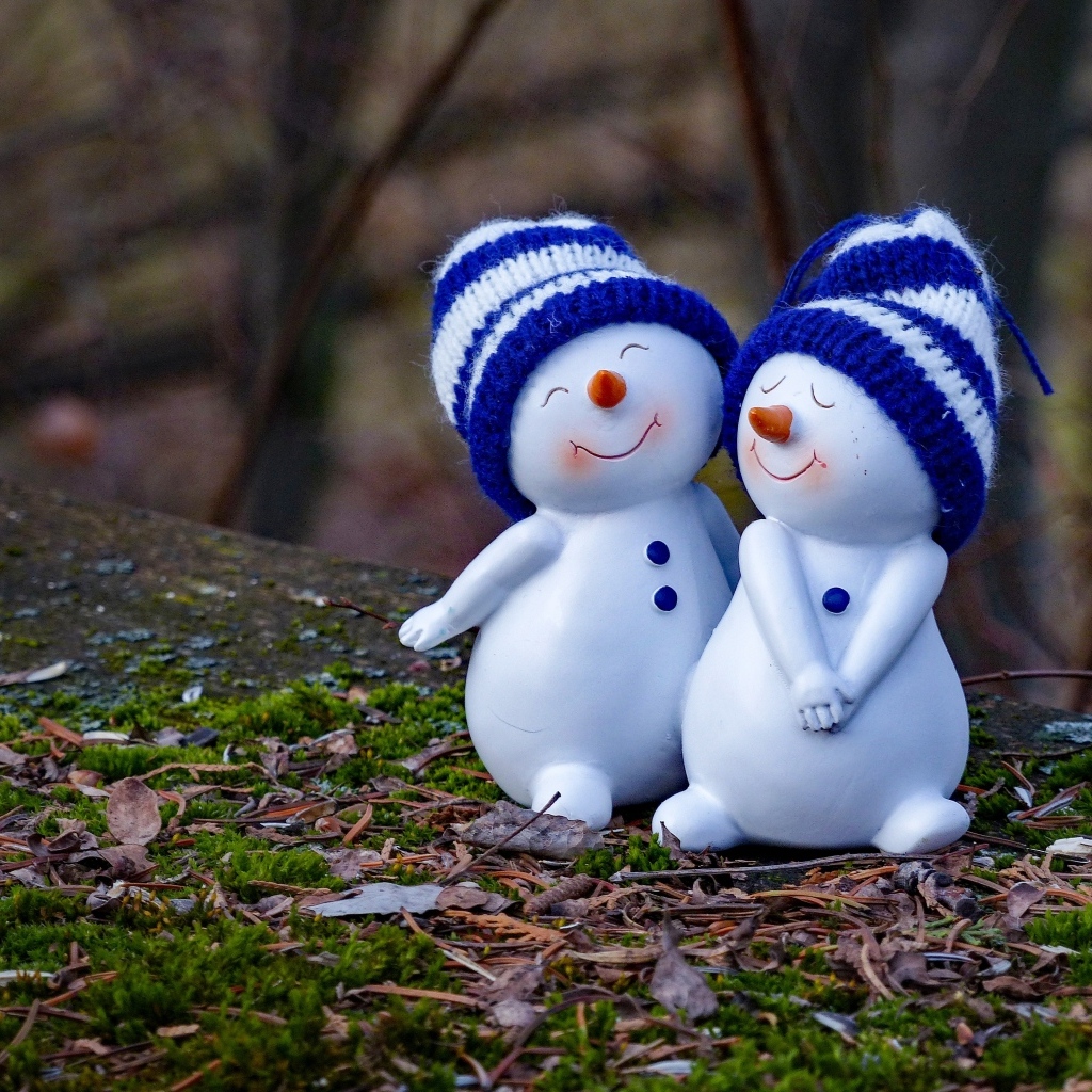 Статуэтка с влюбленными снеговиками на земле