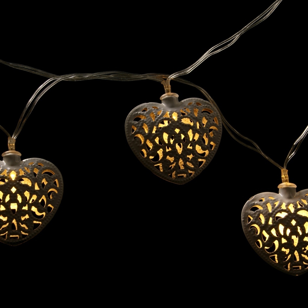 Гирлянда в форме сердца на черном фоне