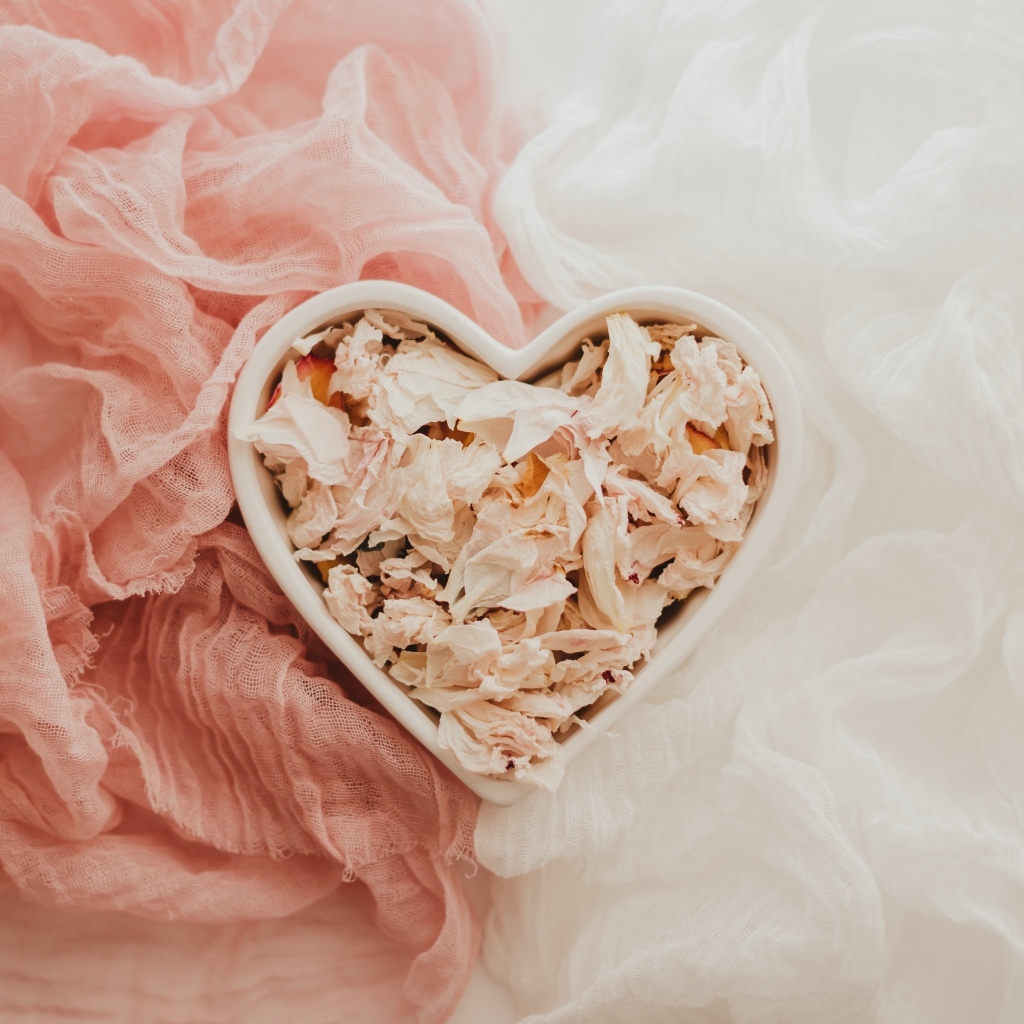 Коробка в форме сердце с сухими лепестками