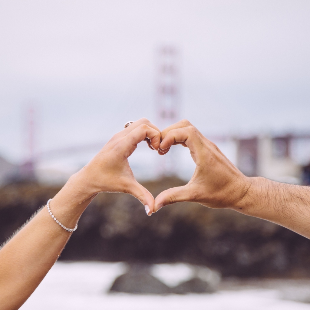 Сердце из рук влюбленной пары