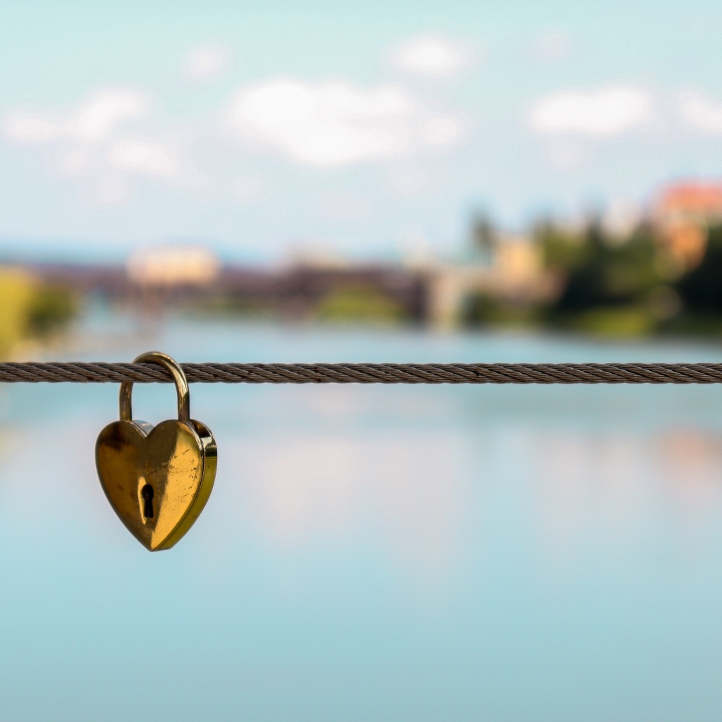 Сердце висит на канате на мосту