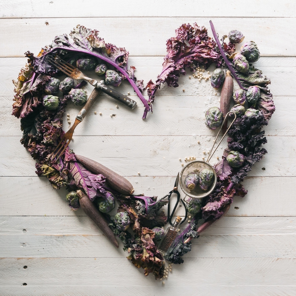 Сердце из овощей на деревянном столе