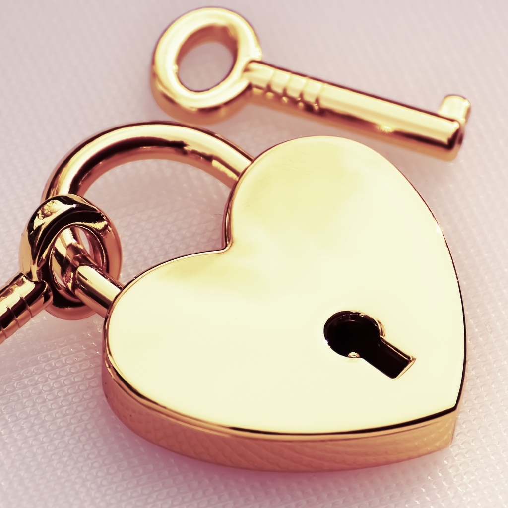 Замок в форме сердца с ключами