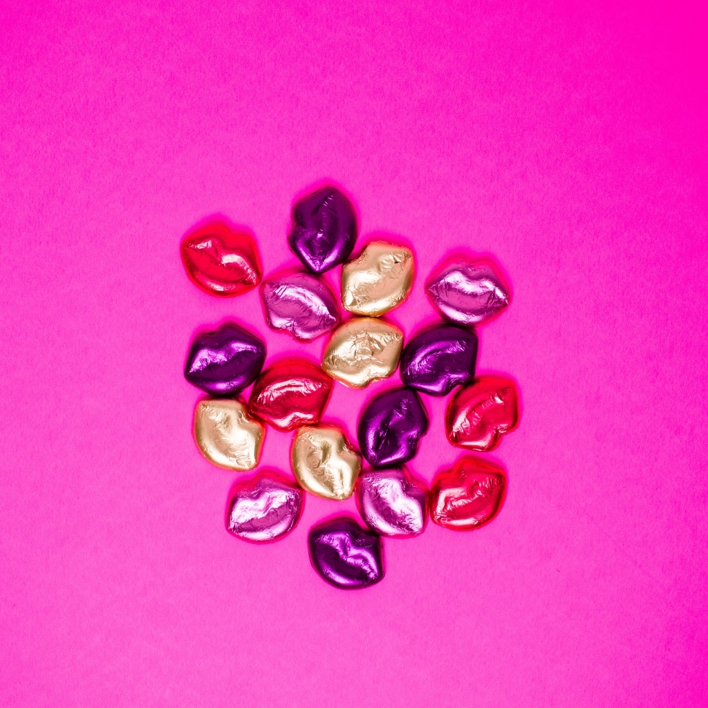 Много поцелуев на розовом фоне