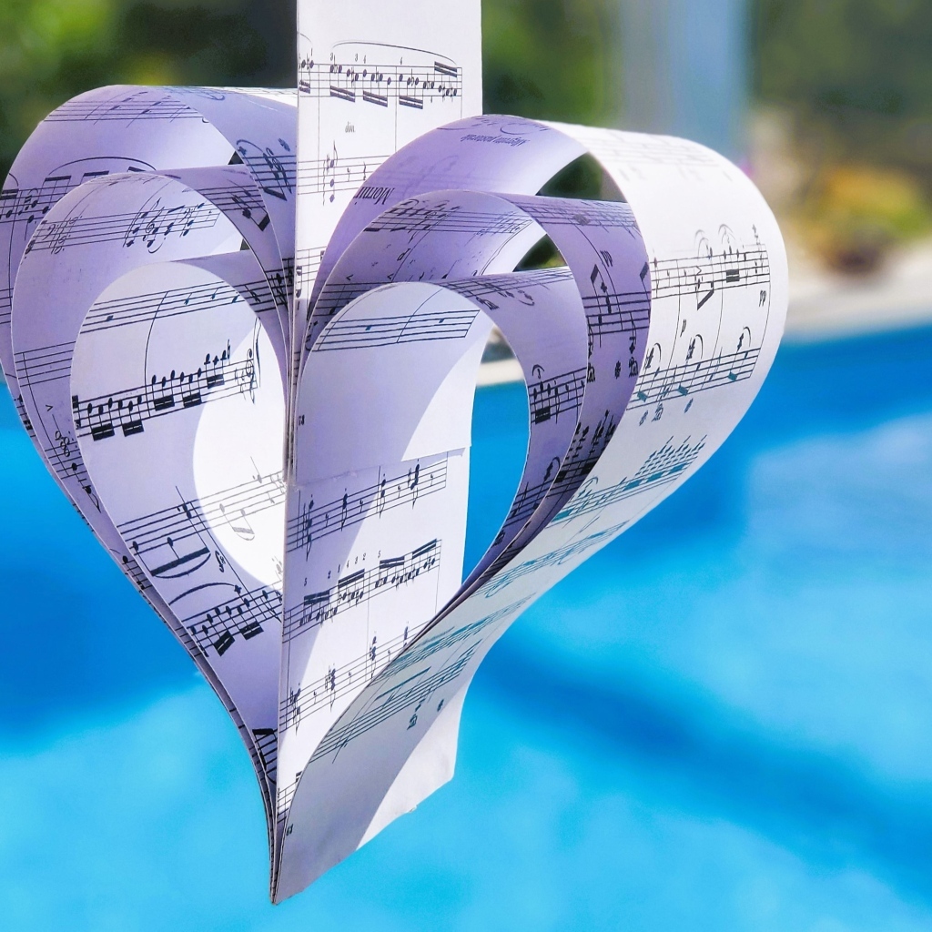 Бумажное сердце из нотной тетради