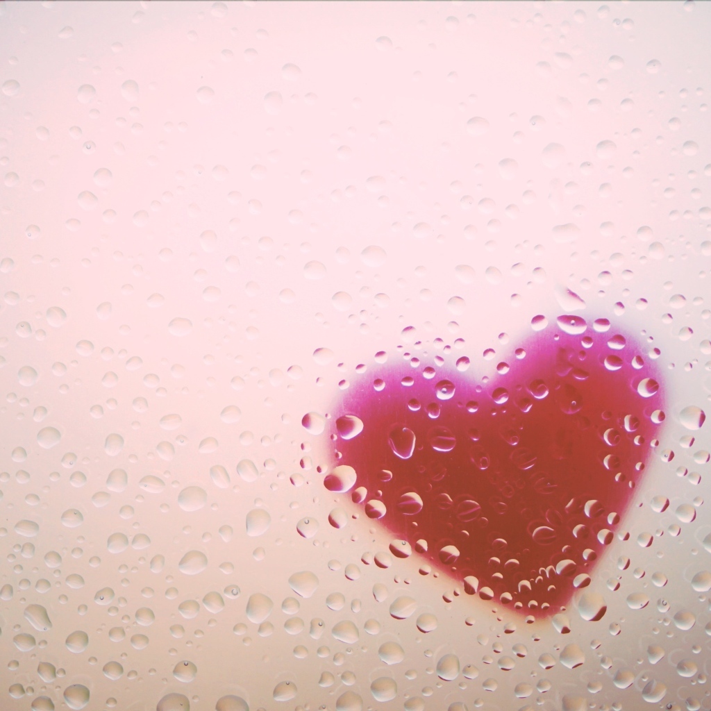 Красное сердце за мокрым стеклом