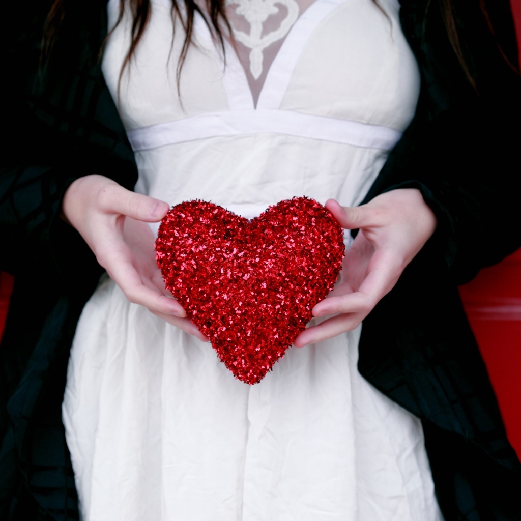 Красное сердце в руках у невесты