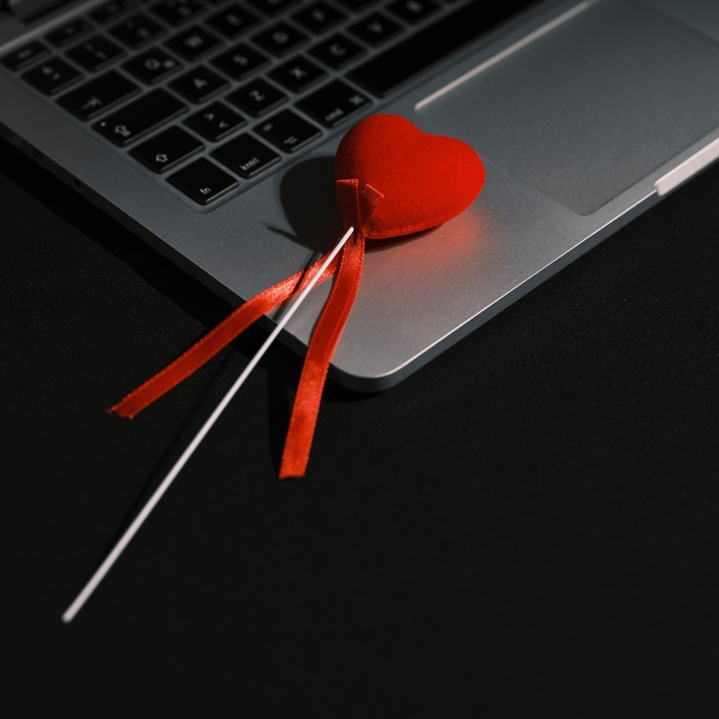 Красное сердце на палочке с ноутбуком
