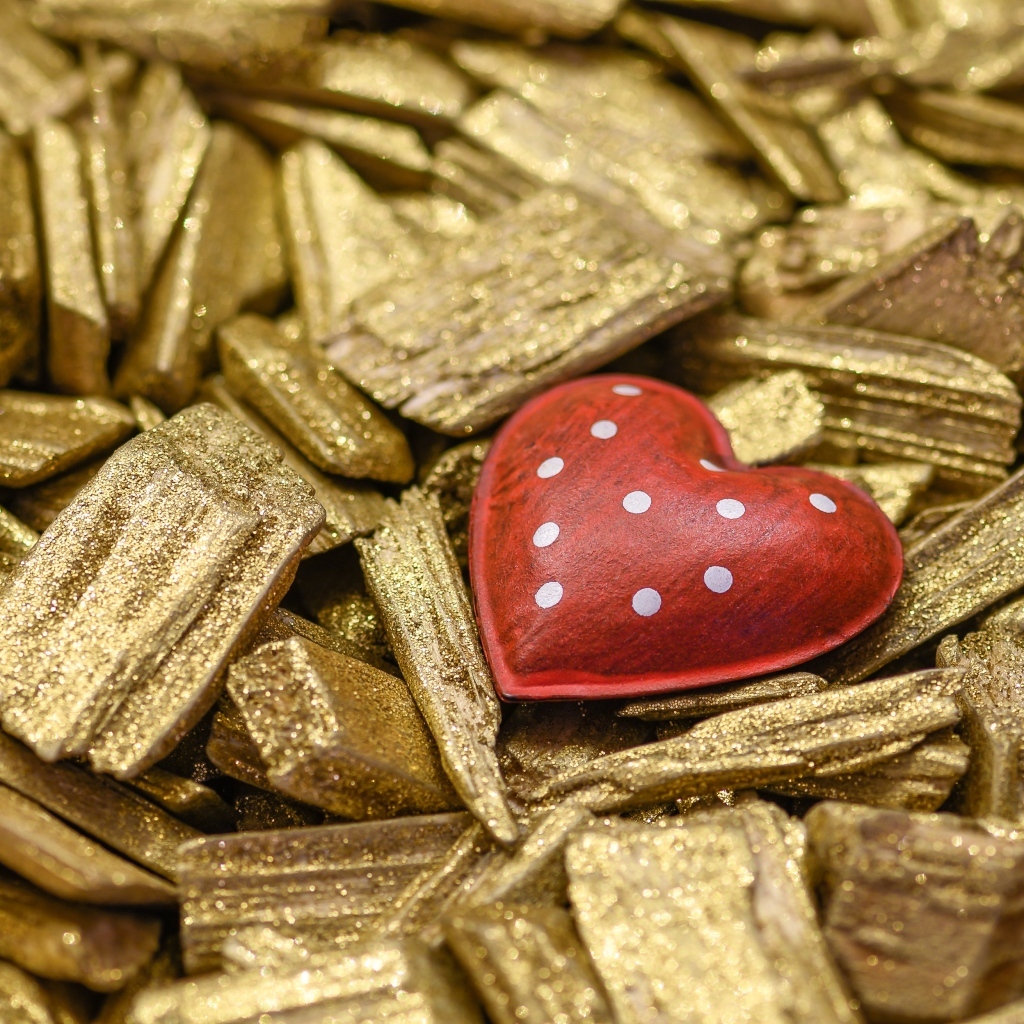 Красное сердечко на золотых щепках