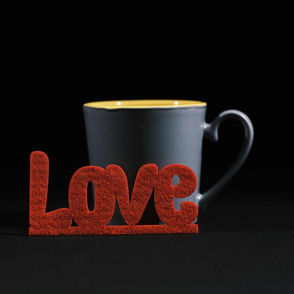Красная надпись любовь с чашкой кофе