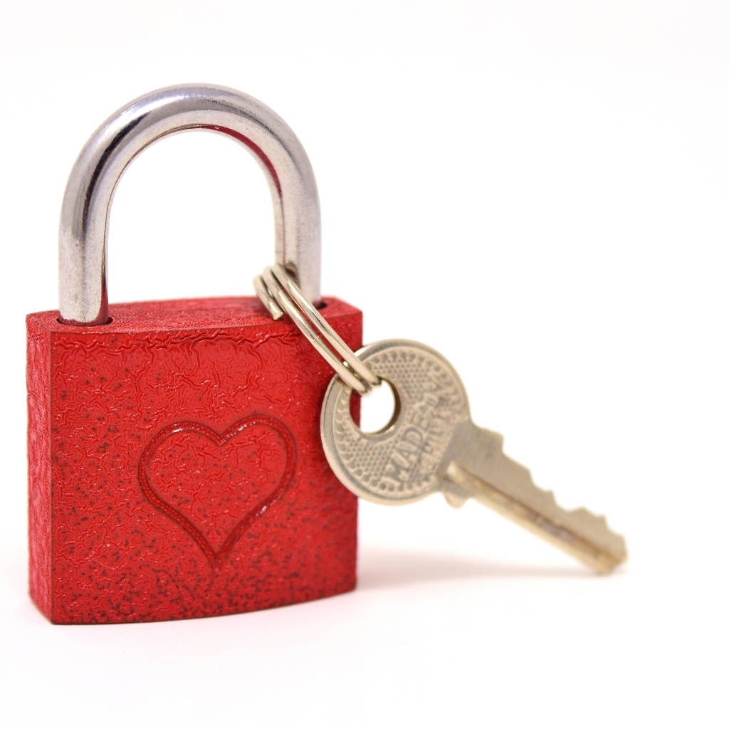 Красный замок с сердцем на белом фоне