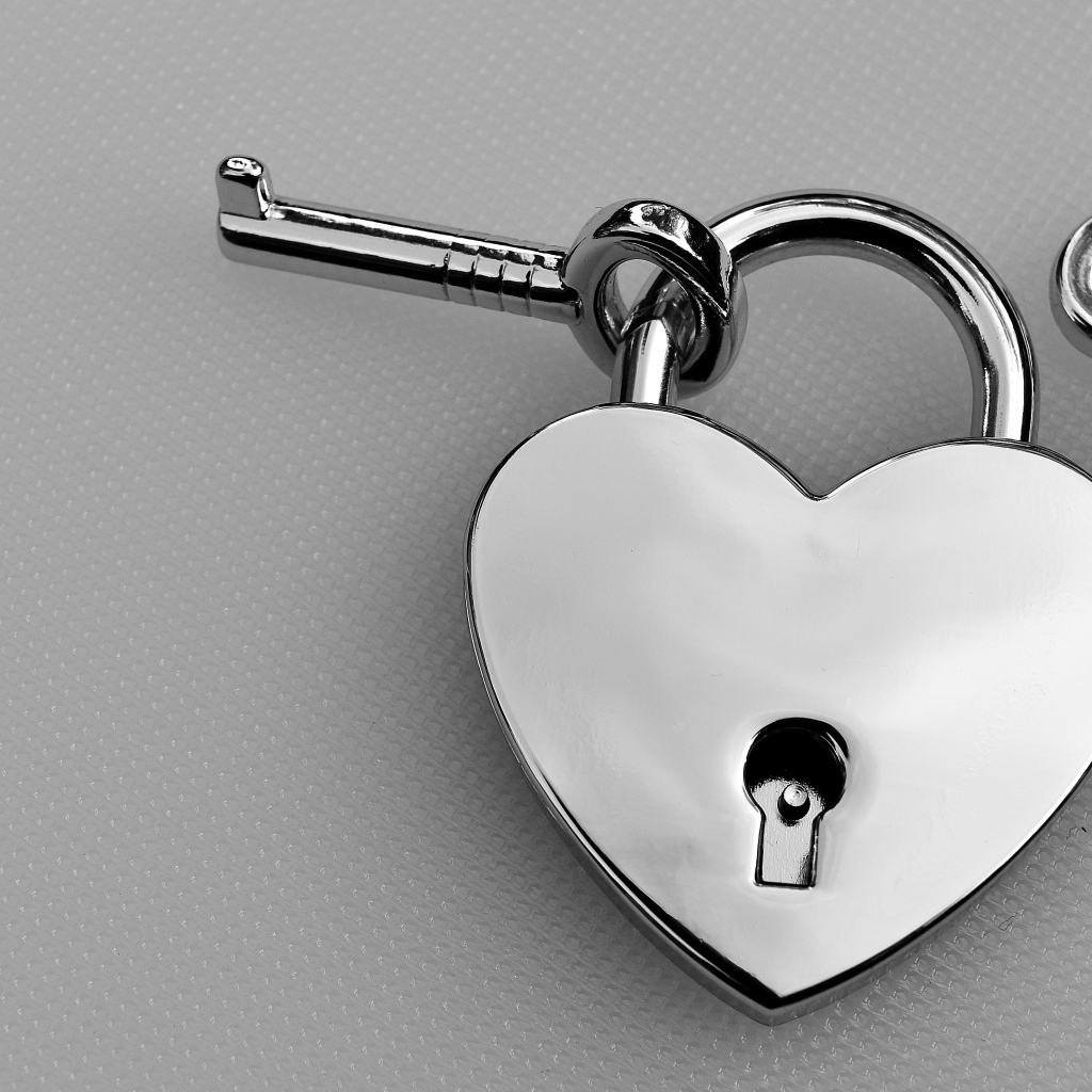 Серебряный замок в форме сердца с ключами